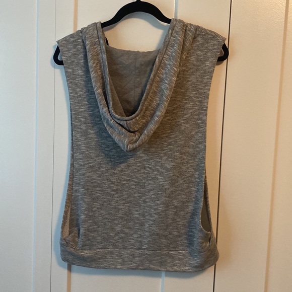 ✨ANY 2 FOR 15 ANY 3 FOR 20✨- Sleeveless Forever21 Hooded Vest - Picture 10 of 10